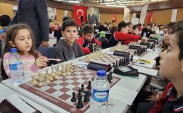 Gölcük’te satranç turnuvası başladı